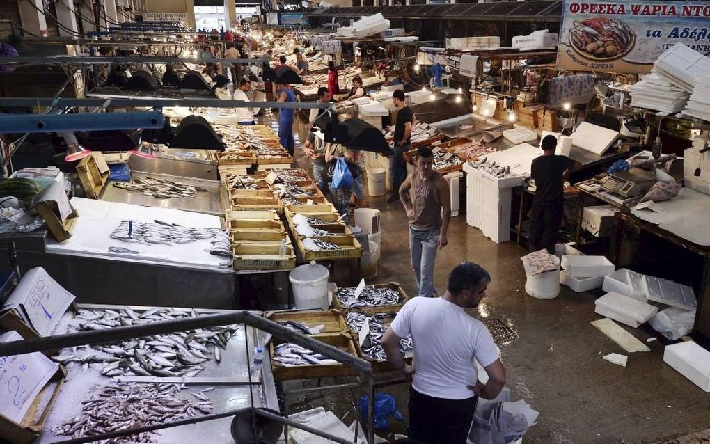 De btw op veel producten ging in Griekenland omhoog van 13 tot 23 procent. Foto: vismarkt in Athene. beeld AFP