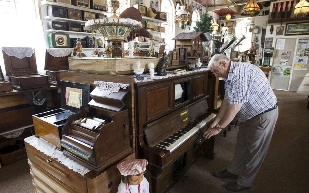 Jan Norder van Museum Musica in Stadskanaal zit de rol van een pianola in werking. beeld RD, Anton Dommerholt