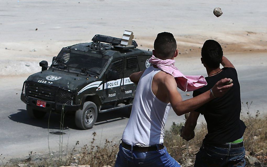 Archiefbeeld van stenengooiende Palestijnse jongeren op de Westelijke Jordaanoever. Beeld AFP