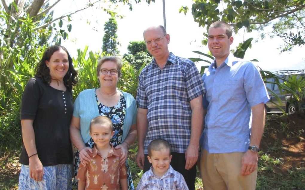 Dick en Margreet Kroneman met hun zoon Kars, zijn vrouw Missy en hun jongens Benjamin en Jozua. Niet op de foto staan hun zoon Andre en zijn vrouw Arlene, en hun jongste zoon Lennart. beeld familie Kroneman