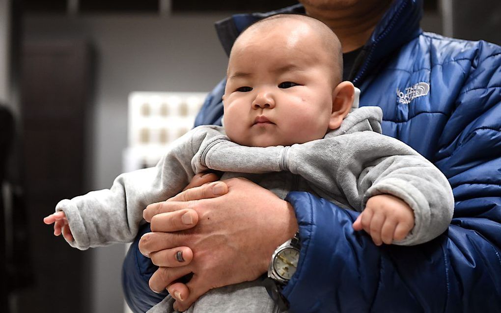 China zet mogelijk na 35 jaar een streep door zijn strikte éénkindpolitiek en overweegt ouders toe te staan een tweede kind te krijgen. Een woordvoerder van de regering zei tegen de krant China Business News dat de maatregel tegen het eind van dit jaar ka