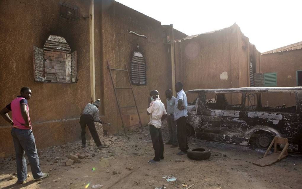 Herstelwerkzaamheden aan een zwaar beschadigde kerk in Niamey, de hoofdstad van Niger.  	Foto Reuters