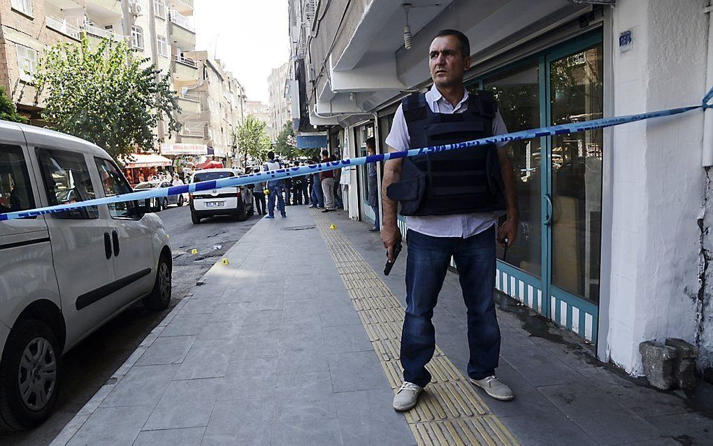 Een Turkse agent in Diyarbakir. beeld AFP