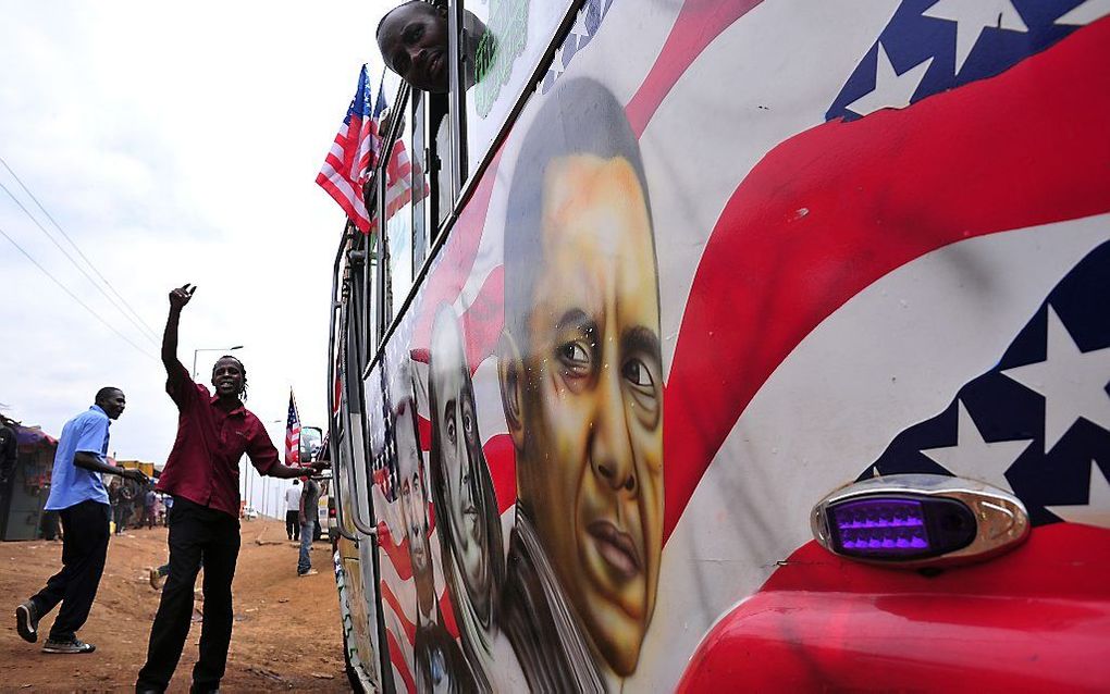 Een minibus in Nairobi, beschilderd met een portret van Obama. Beeld AFP