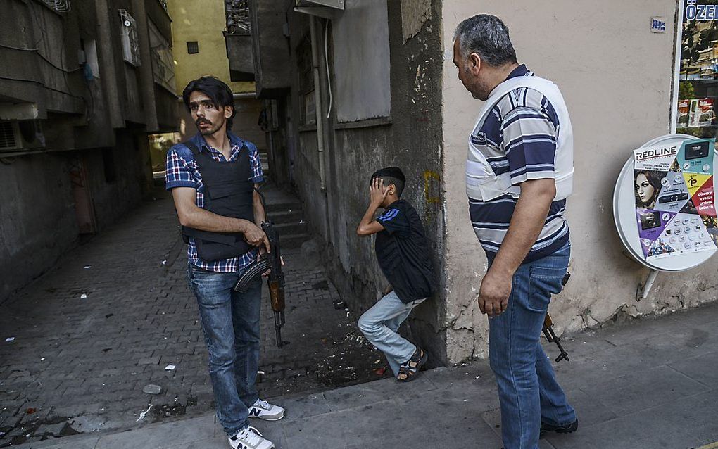 Turkse politieagenten in Diyarbakir, waar donderdag twee agenten werd neergeschoten. Beeld AFP