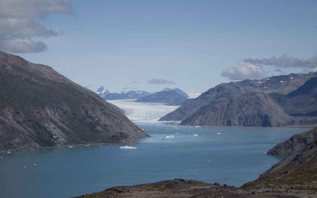 De afkalvende Jacobshavengletsjer in Groenland schuift met een snelheid van 40 meter per dag het IJsford van Ilulissat in Noordwest-Groenland in. Tussen 2001 en 2010 werd de gletsjer zeker 14,5 kilometer korter. Versneld afsmeltende ijskappen en gletsjers