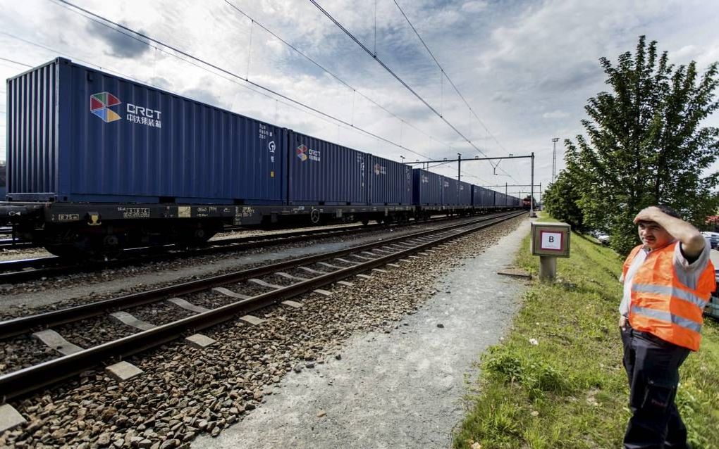 De eerste trein uit China met containers voor de Rotterdamse haven reed donderdagmiddag het rangeerterrein Kijfhoek bij Zwijndrecht op, om enkele uren later te arriveren in de Rotterdamse haven. De trein was op 5 juli uit het Chinese Kumming vertrokken. b