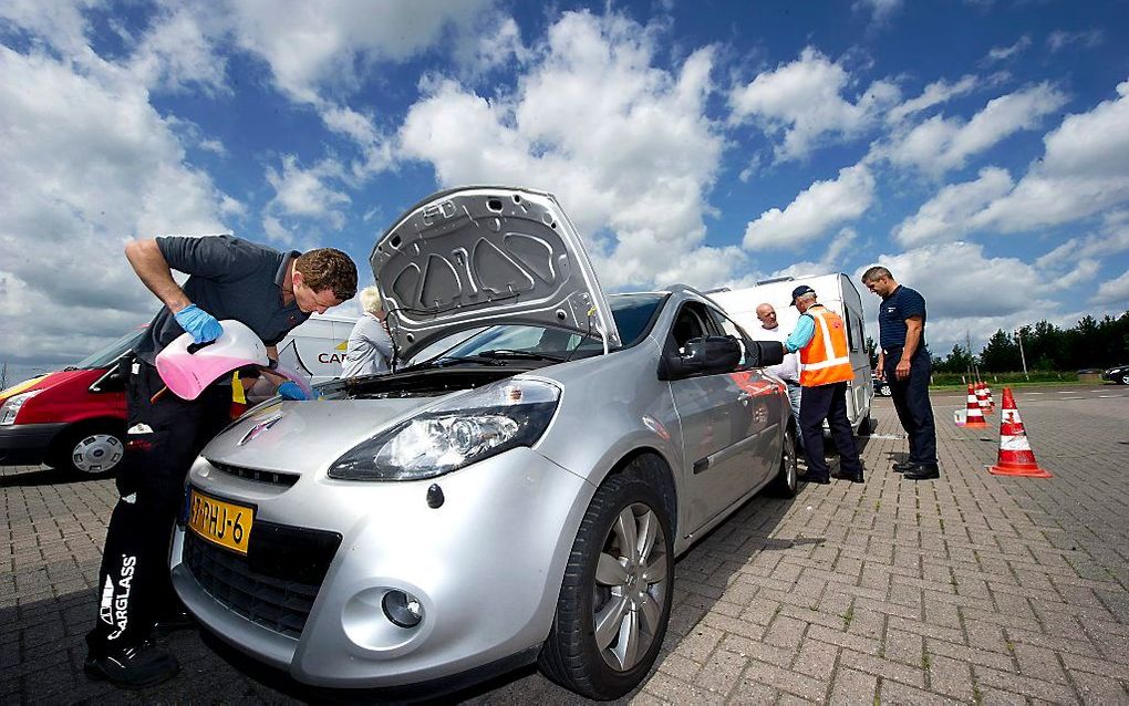 Een auto of caravan fatsoenlijk inpakken is nog een hele kunst en ook met lampen, stekkers en het oliepeil is vaak iets mis. Experts van de ANWB onderwerpen daarom zaterdag het vakantieverkeer aan een uitgebreide controle. Vakantiegangers kunnen net voord