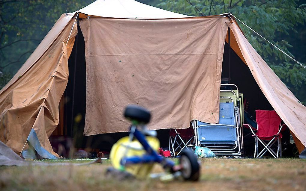 Afgebroken takken, omgewaaide bomen. Kampeerders moeten zaterdag hun tent goed vastzetten met het voorspelde onstuimige en natte weer met zware windstoten. beeld ANP