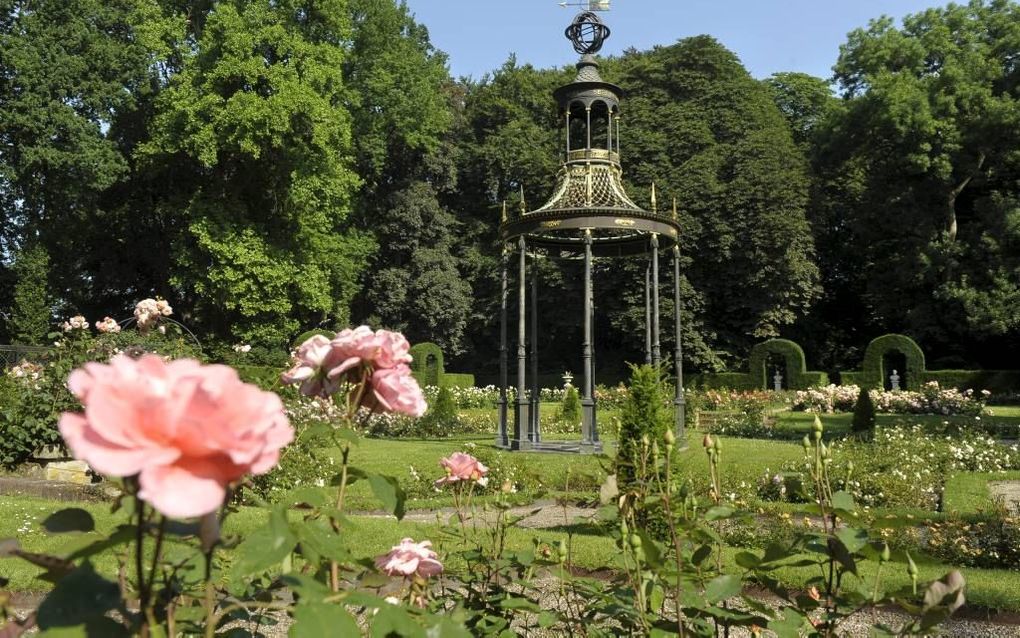 In de rozentuin van Nijenrode staat een gazebo: een ruim 10 meter hoog kunstwerk uit 1787 van ijzer, brons, messing en koper. Een „vernuftig automatisch mechanisme”, inmiddels verdwenen, zorgde er via brandglazen, draadjes, tandwielen en contragewichten v