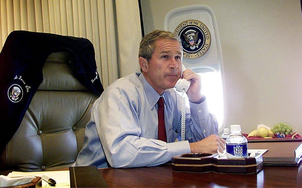 De toenmalige president van de VS, George Bush, overlegt aan boord van de Air Force One met de burgemeester van New York, kort na de aanslagen van 9/11. beeld AFP