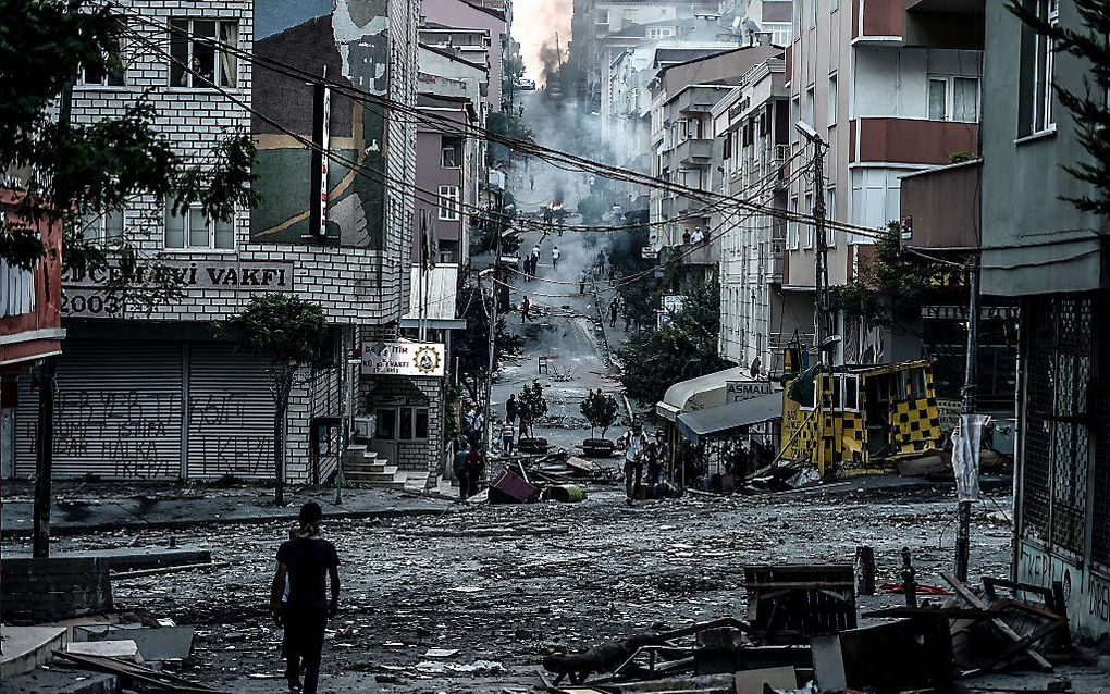 In Istanbul is het onrustig sinds Turkije luchtaanvallen op stellingen van IS uitvoert en ook is begonnen met het bombarderen van PKK-doelen in het noorden van Irak. Bij betogingen in de Turkse hoofdstad zette de politie waterkanonnen en traangas in. Er w