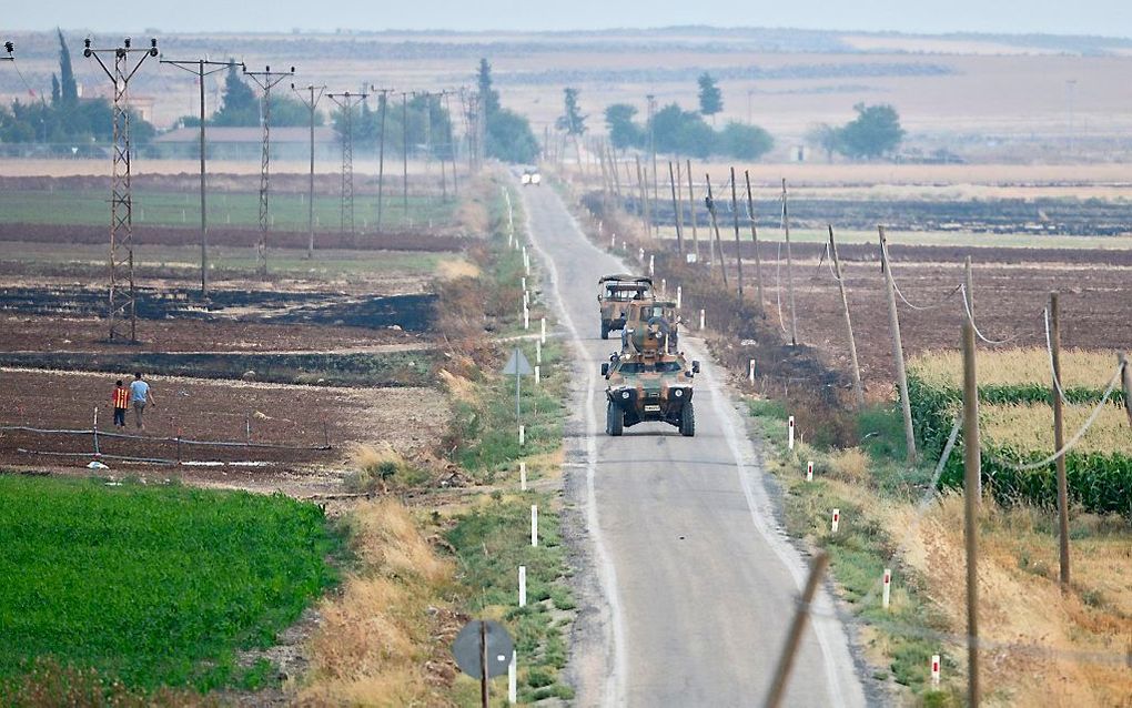 Turkse tanks patrouilleren bij de grens met Syrië. beeld EPA