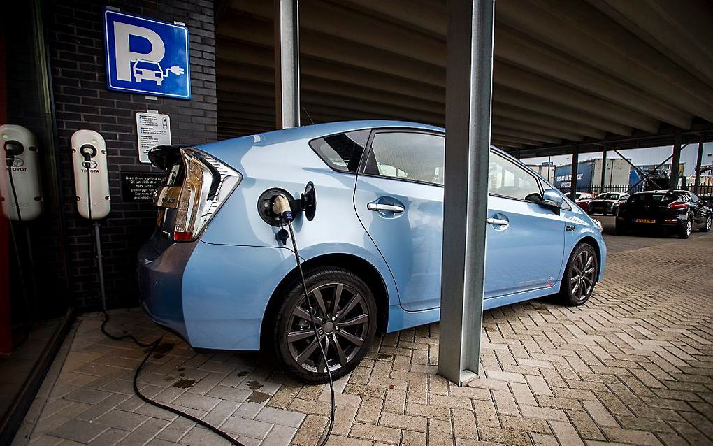 Brussel gaat akkoord met het Nederlandse plan om de infrastructuur voor het opladen van elektrische auto’s te verbeteren. De overheid wil bijna 33 miljoen euro uittrekken voor de plaatsing en exploitatie van laadpalen. beeld ANP