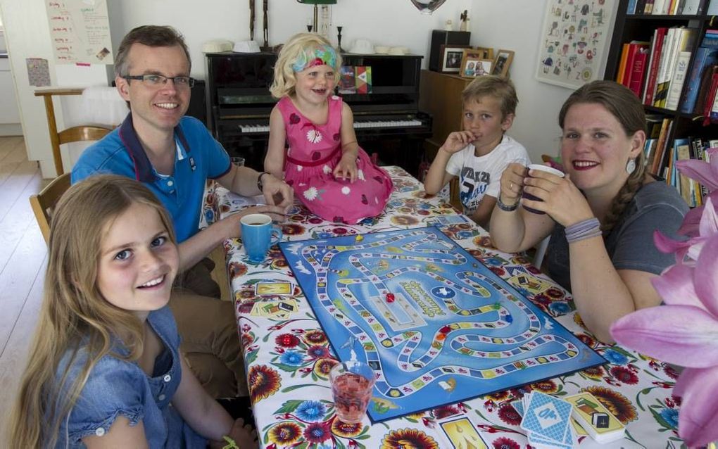 Janneke en Hans Burger ontmoetten elkaar op de Theologische Universiteit Kampen. Het echtpaar heeft drie kinderen: Christi, Anna en Boaz (v.l.n.r.). beeld RD, Anton Dommerholt