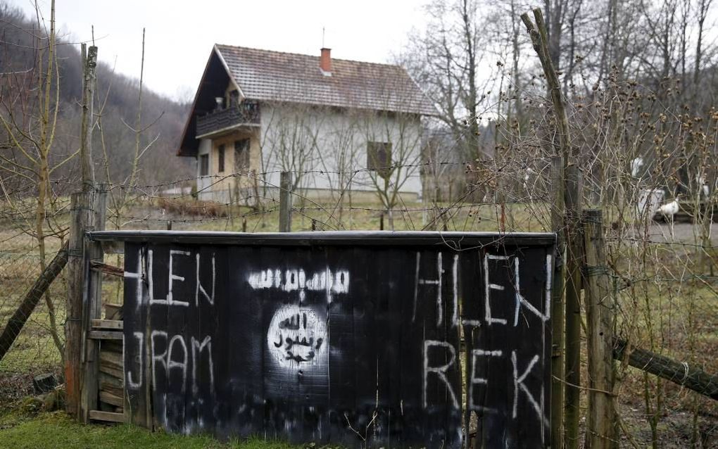 GORNJA MAOCA. Islamistische teksten op een hek in het Bosnische dorp Gornja Maoca, februari. In het dorp wonen veel openlijke sympathisanten van IS, net als in enekel andere Bosnische dorpen. beeld Reuters