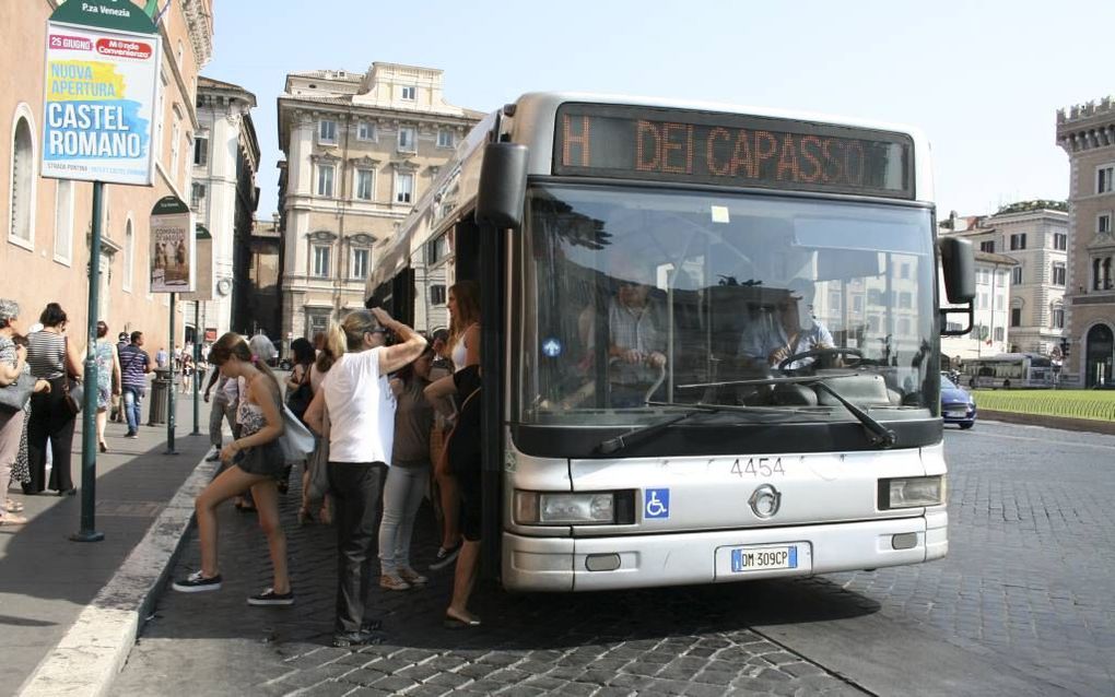 ROME. Niemand neemt met liefde de bus in Rome. Ze zijn doorgaans niet op tijd en het wegdek in de Italiaanse hoofdstad is een drama. Eén voordeel: het kaartje is goedkoop. beeld Ewout Kieckens