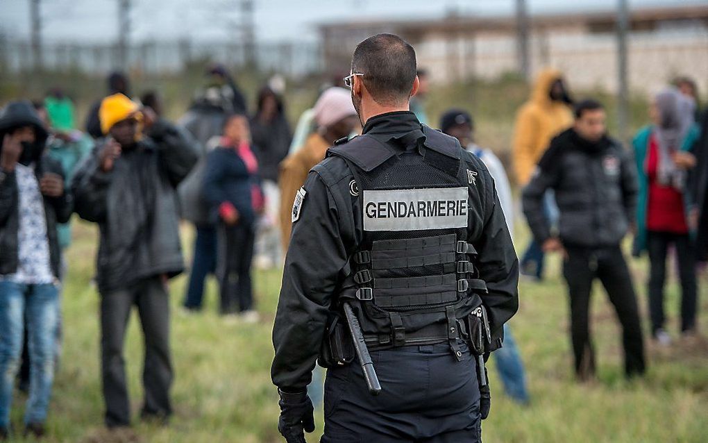 Duizenden migranten proberen bij die Franse plaats Calais de Kanaaltunnel in te komen op zoek naar een beter leven in Engeland. beeld AFP