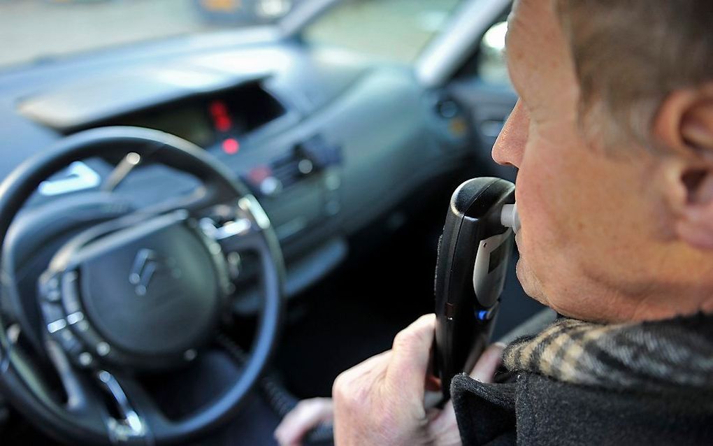 Het alcoholslot is een probaat middel tegen rijden onder invloed. De automobilist moet eerst blazen om de auto te kunnen starten. beeld  ANP