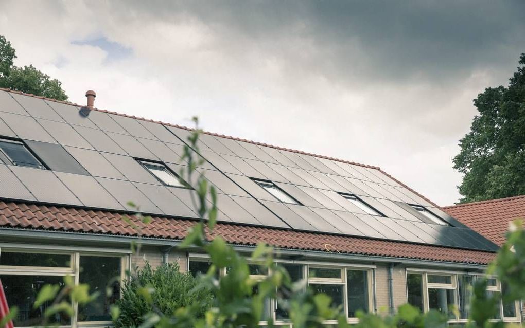 GORSSEL. Zonnepanelen op de J. A. de Vullerschool in Gorssel (Gld.). „Zo breng je duurzaamheid dicht bij kinderen. Een stukje educatie.” beeld Sjaak Verboom