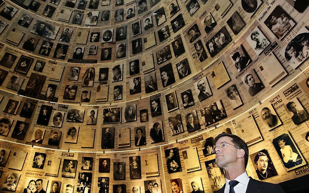 Premier Rutte in het Holocaustmuseum Yad Vashem in Jeruzalem, december 2013. beeld AFP