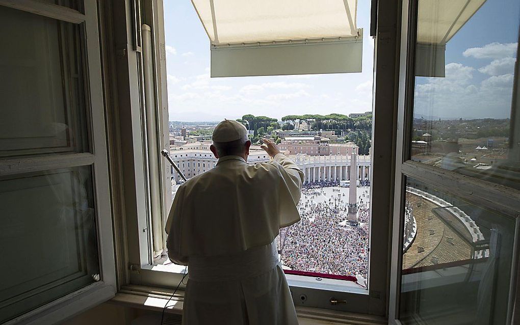 Paus Franciscus dient zich duidelijk uit te spreken ten aanzien van huwelijk en (homo)seksualiteit, vinden inmiddels 406.392 ondertekenaars van een petitie. Beeld EPA