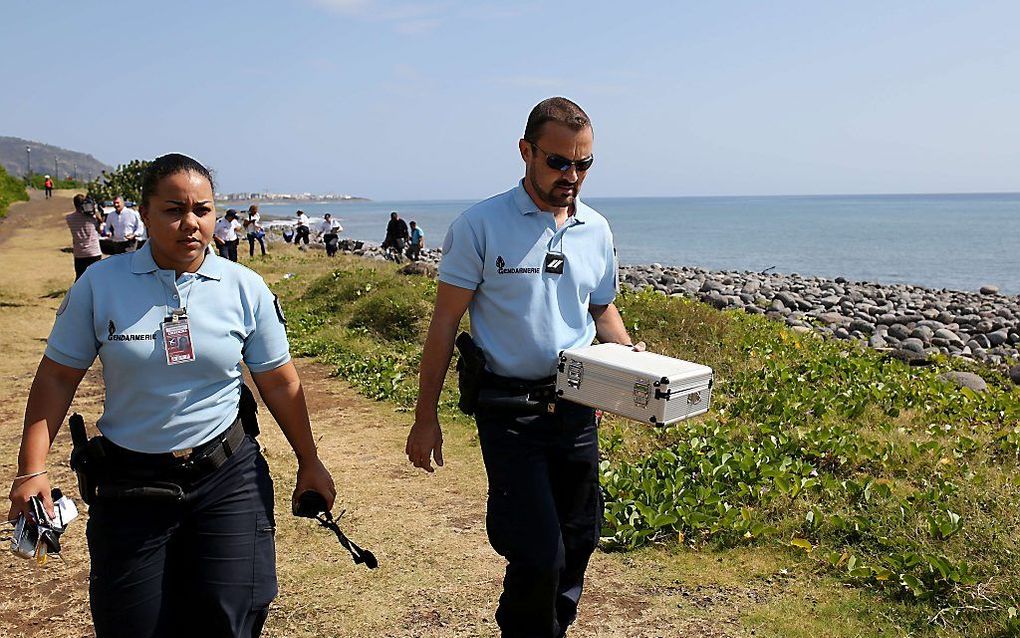 De politie onderzoekt op het eiland Reunion aangespoelde spullen. Beeld AFP