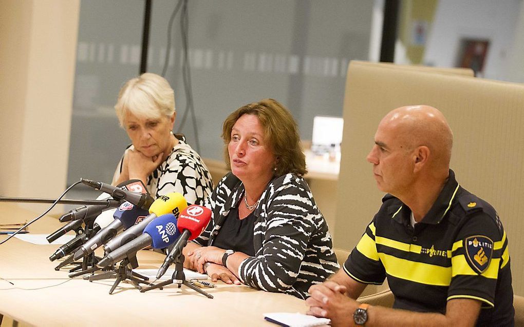 Burgemeester Spies van Alphen aan den Rijn (M) en hoofdofficier van Justitie Nooy (L) tijdens een persconferentie op het gemeentehuis. beeld ANP