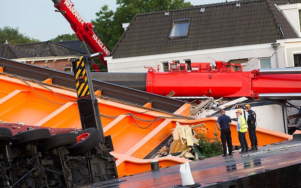 Twee bouwkranen en een deel van de Julianaburg stortten maandag op huizen en winkels in Alphen aan den Rijn. beeld ANP