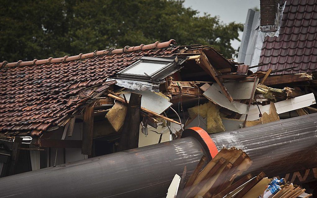 Het is onacceptabel dat voorafgaand aan het takelen van het brugdek, de omliggende huizen niet ontruimd zijn. Dat zegt Frans Bijlaard, hoogleraar staalconstructies aan de TU Delft, dinsdag bij de aanblik van de ravage in de Hooftstraat in Alphen aan den R