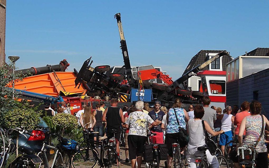 Toeschouwers stroomden toe na het ongeval met het brugdeel in Alphen aan den Rijn, maandag. beeld ANP