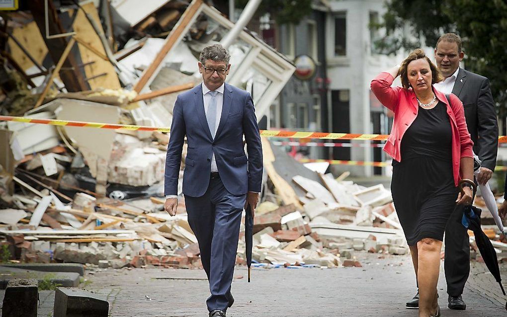 Burgemeester Liesbeth Spies is onder de indruk van de ravage na het ongeluk met de twee hijskranen maandag in Alphen aan den Rijn. beeld ANP