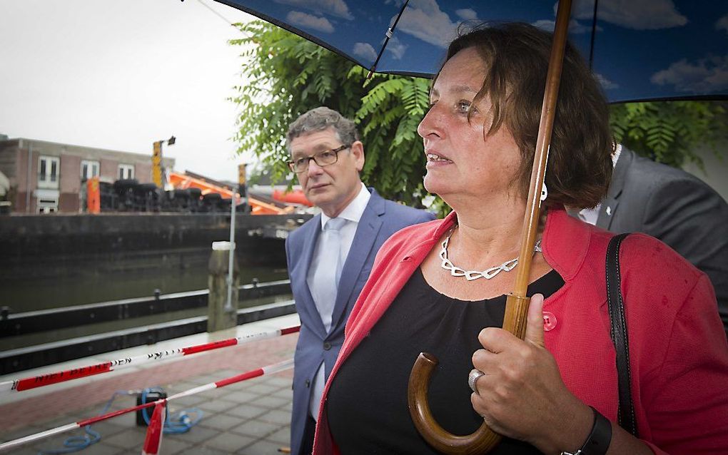 Burgemeester Spies bezoekt het gebied rond de Julianabrug in Alphen aan den Rijn. beeld ANP