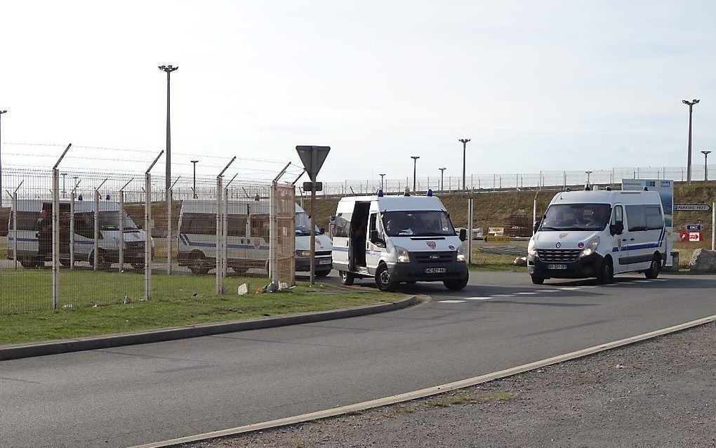 Calais om 7 uur 's avonds. De politie bij de veerboot is paraat voor de nacht. beeld RD