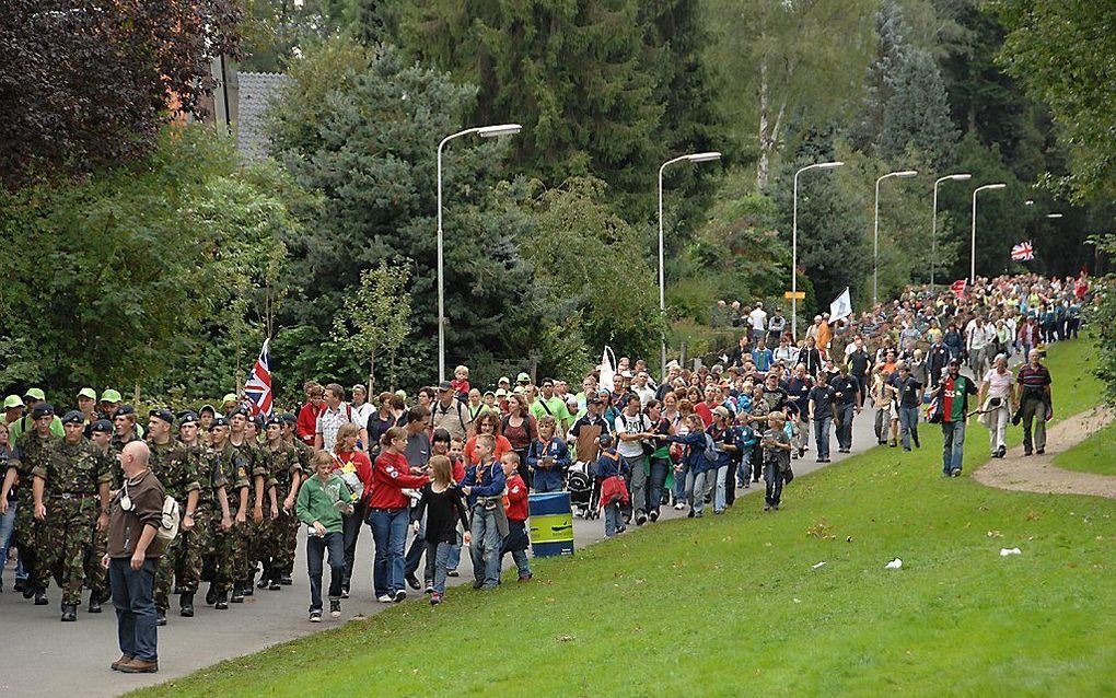 Dit jaar nemen wandelaars uit achttien landen deel aan de Airborne Wandeltocht. Beeld Berry de Reus