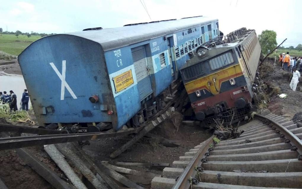 Hevige regenval in de afgelopen weken in India heeft de ondergrond on het spoor verzwakt, waardoor er vannacht twee treinen ontspoorden en op elkaar botsten. Daarbij kwamen ten minste 27 mensen om het leven.  beeld AFP