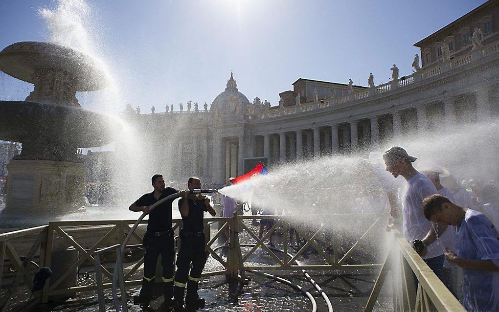 De brandweer houdt het gehoor van paus Franciscus in Rome koel, voorafgaand aan de algemene audiëntie op woensdag. Beeld Osservatore Romano