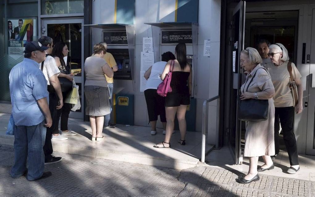 Grieken in de rij bij het pinautomaat. beeld AFP