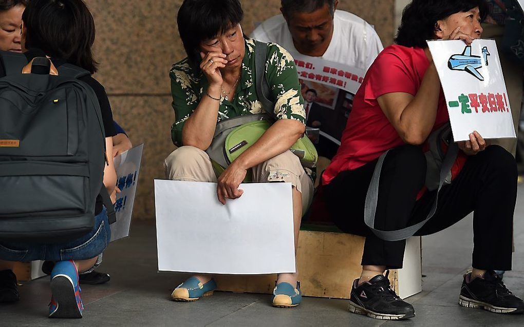 Familie van passagiers van vlucht MH370 bij het kantoor van Malaysia Airlines. Beeld AFP