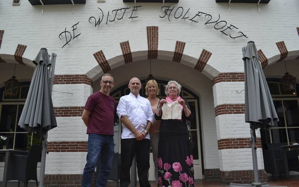 Evelien Pasman-Veldhuizen (r.) met het hemdje dat ze als baby kreeg bij hotel De Witte Holevoet in Scherpenzeel. Naast haar v.l.n.r. collectiebeheerder Roland Boekhorst van het Airborne Museum en chef-kok Joop Ruijters en eigenares Annelies Vermeulen van 