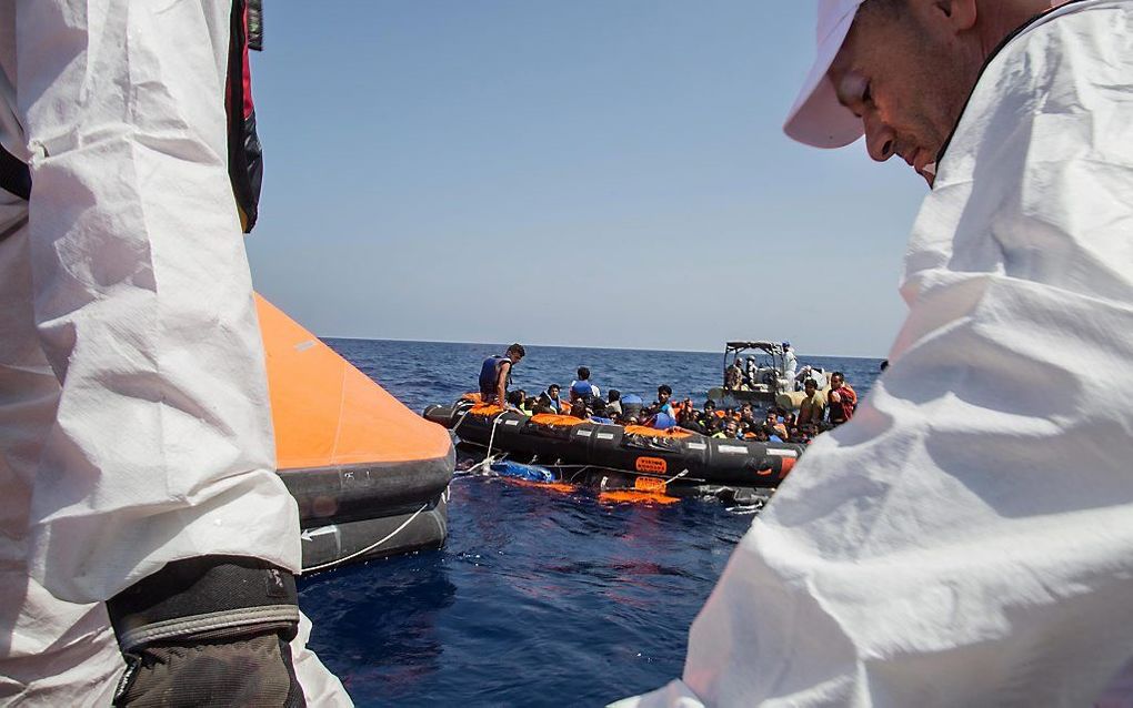 Reddingsoperatie na het omslaan van een boot met vluchtelingen, woensdag. Beeld EPA