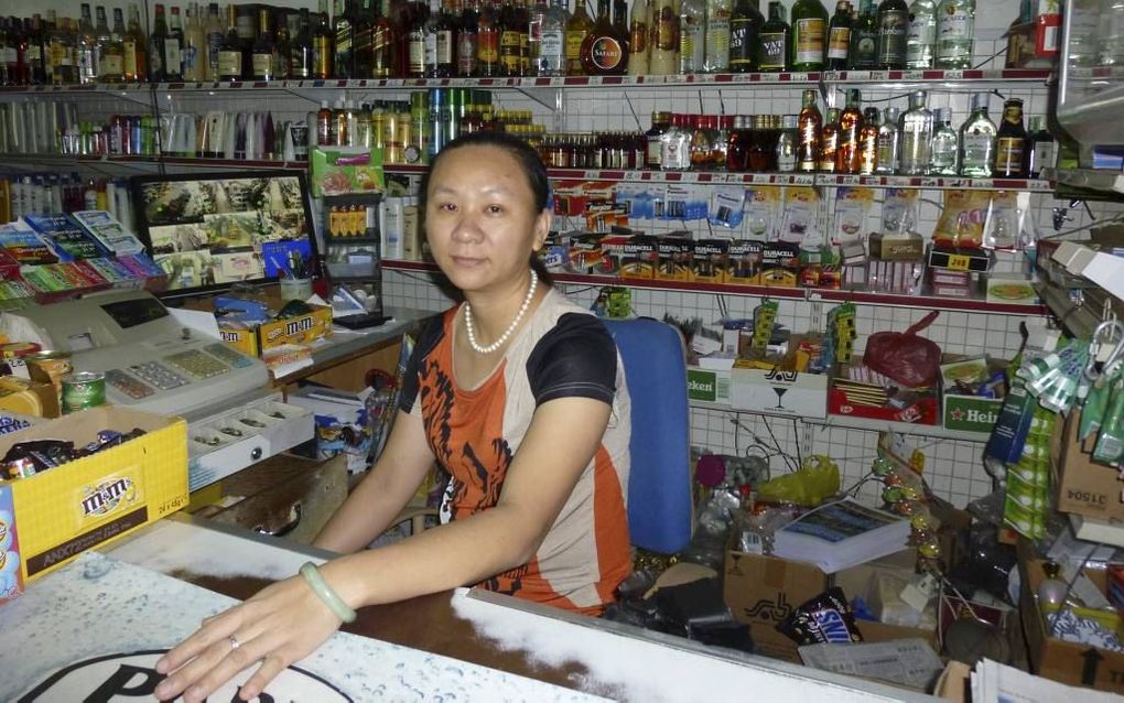 PARAMARIBO. Bij personeel in Chinese winkeltjes in Suriname kan er geen lachje af richting de klanten. beeld Arjanne Aleman