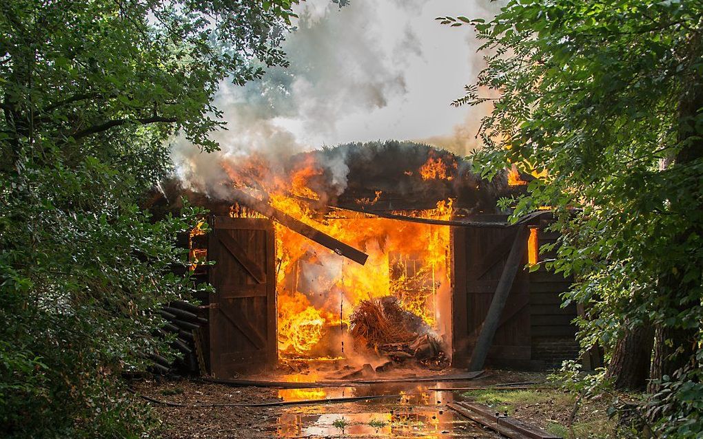 In een rietgedekte schuur in het buitengebied van Elspeet heeft donderdagmiddag een grote brand gewoed. In de schuur trof de politie een hennepkwekerij aan. beeld Bram van de Biezen