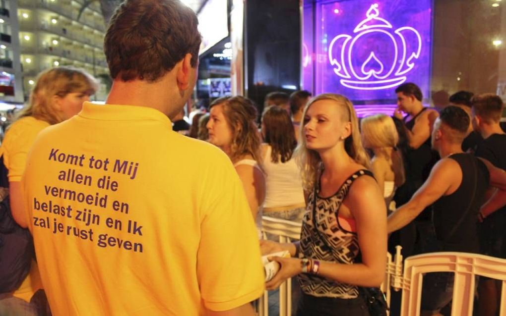 Vrijwilligers zijn herkenbaar aan t-shirts met daarop een Bijbeltekst. beeld Beach Mission