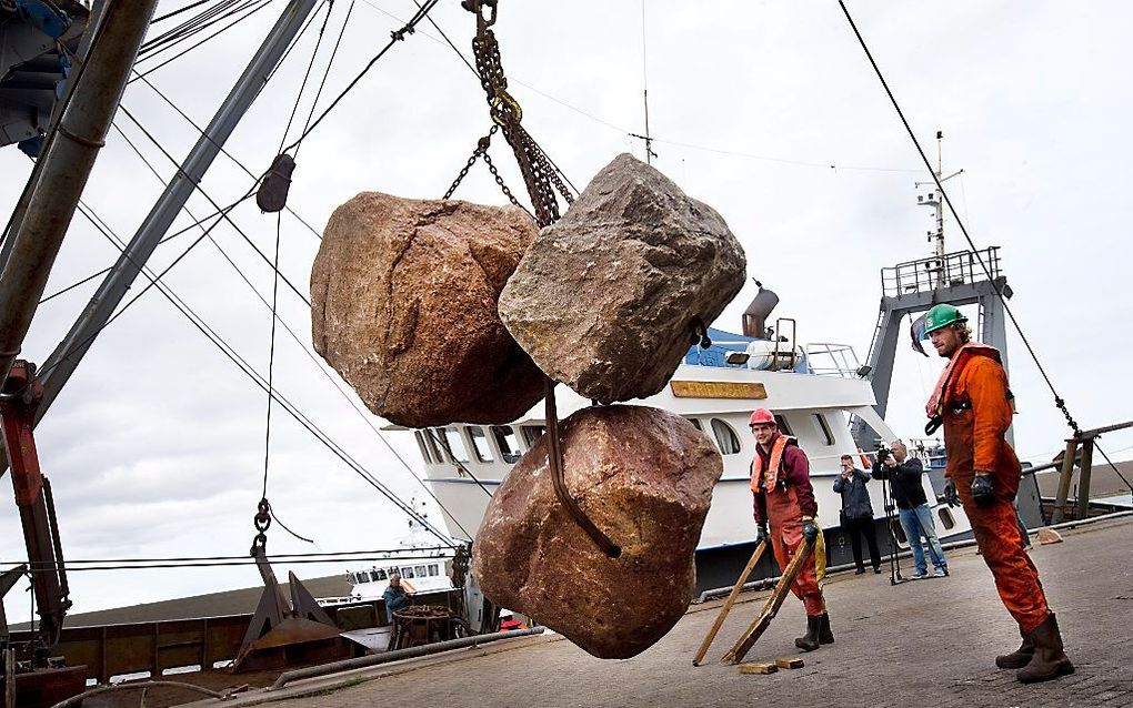 Het conflict tussen de vissers en Greenpeace over de keien in de Noordzee is nog niet voorbij. Foto: De Nederlandse Vissersbond liet in juni al enkele Greenpeace-keien bergen. beeld Hoge Noorden, Jaap Schaaf