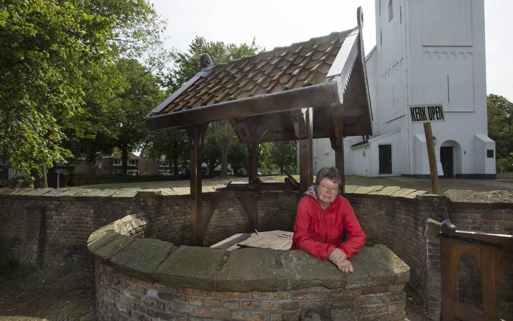 „Plaatsen waar water naar boven komt, zijn altijd vereerd” vertelt Judith Schuyf bij de Willibrordusput in Heilo. Foto Martin Mooy