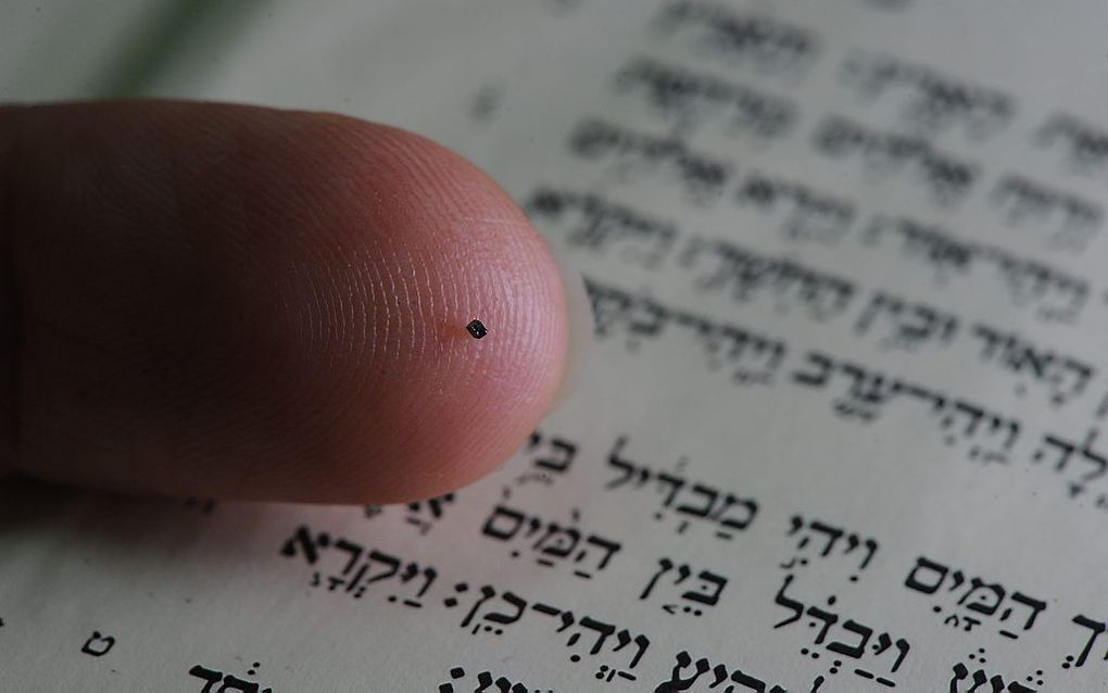 De grootte van de Nanobijbel. beeld Israël Museum