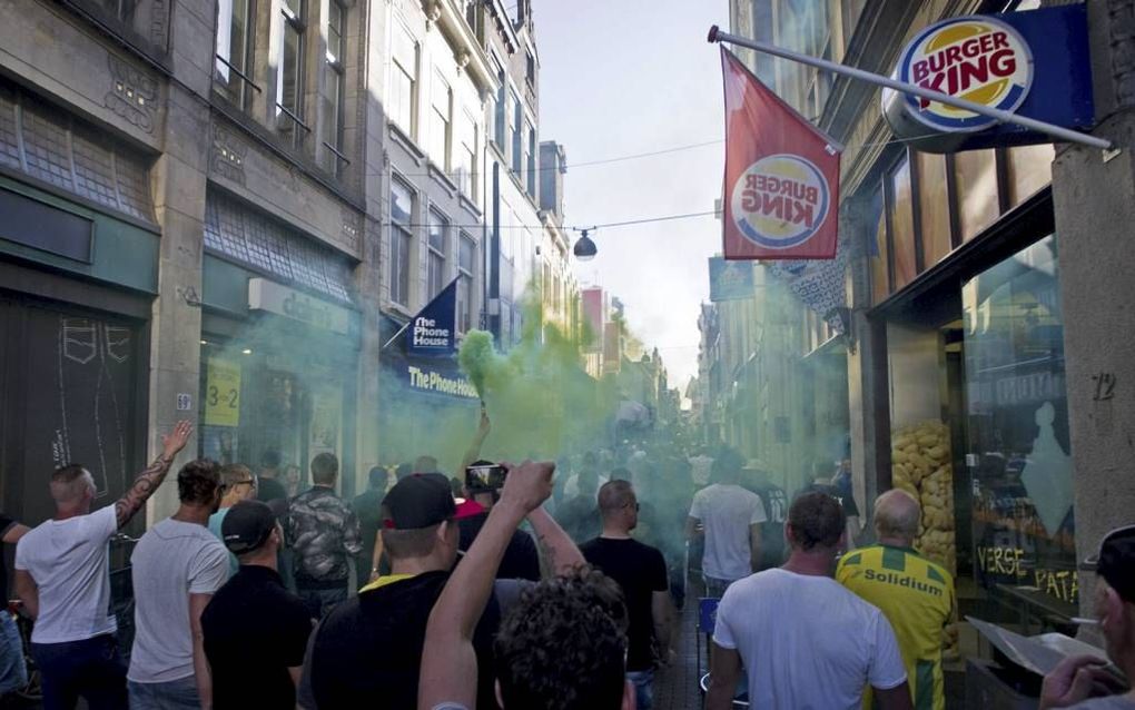 Supporters van voetbalclub ADO Den Haag verzamelden zich zaterdag op het Plein. Ze hielden een protestactie tegen de politiestaking, omdat daardoor de wedstrijd van hun club tegen PSV niet doorging. beeld ANP