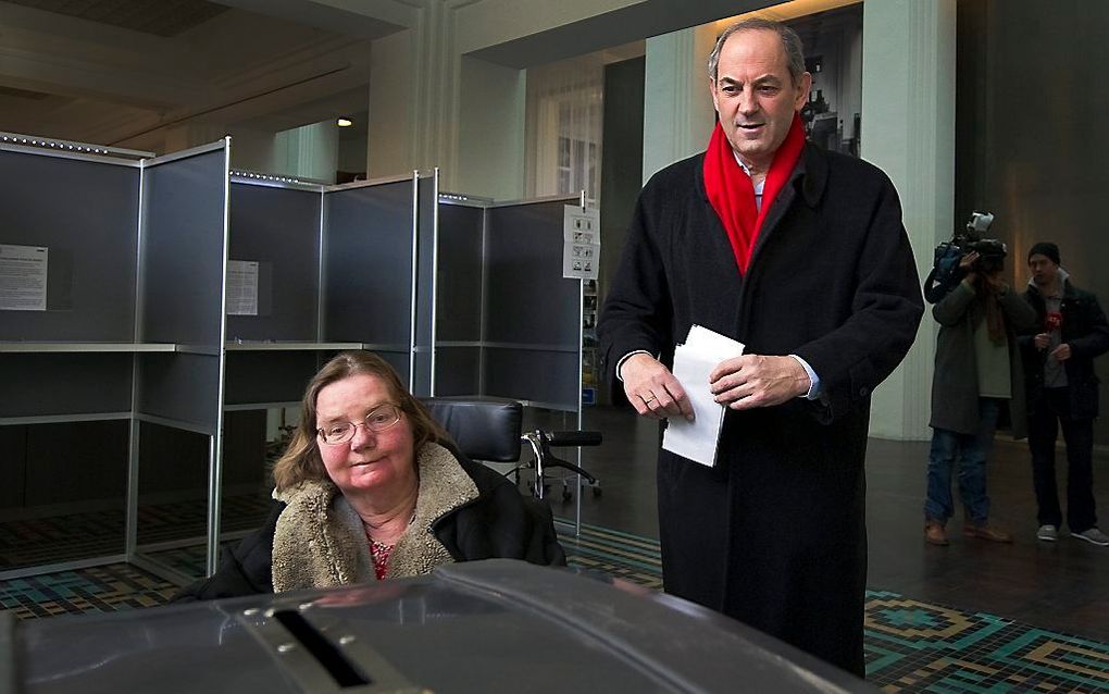 PvdA-leider Job Cohen brengt samen met zijn vrouw Lidie zijn stem uit voor de Provinciale Statenverkiezingen, maart 2011. beeld ANP