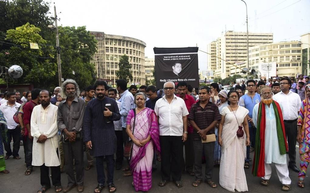 DHAKA. Sympathisanten van de zaterdag vermoorde Bengalese weblogger Niloy Chatterjee liepen dit weekend mee in een stille tocht  uit protest tegen de brute moord  door moslimradikalen. beeld AFP